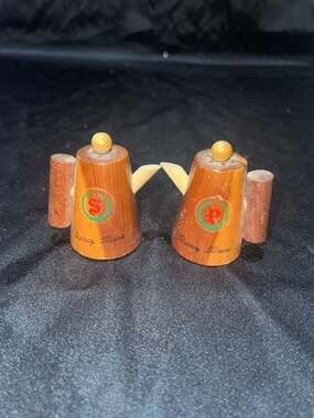 Vintage Souvenir Salt and Pepper Shakers Coffee Pots Mount Vernon, Virginia - ,